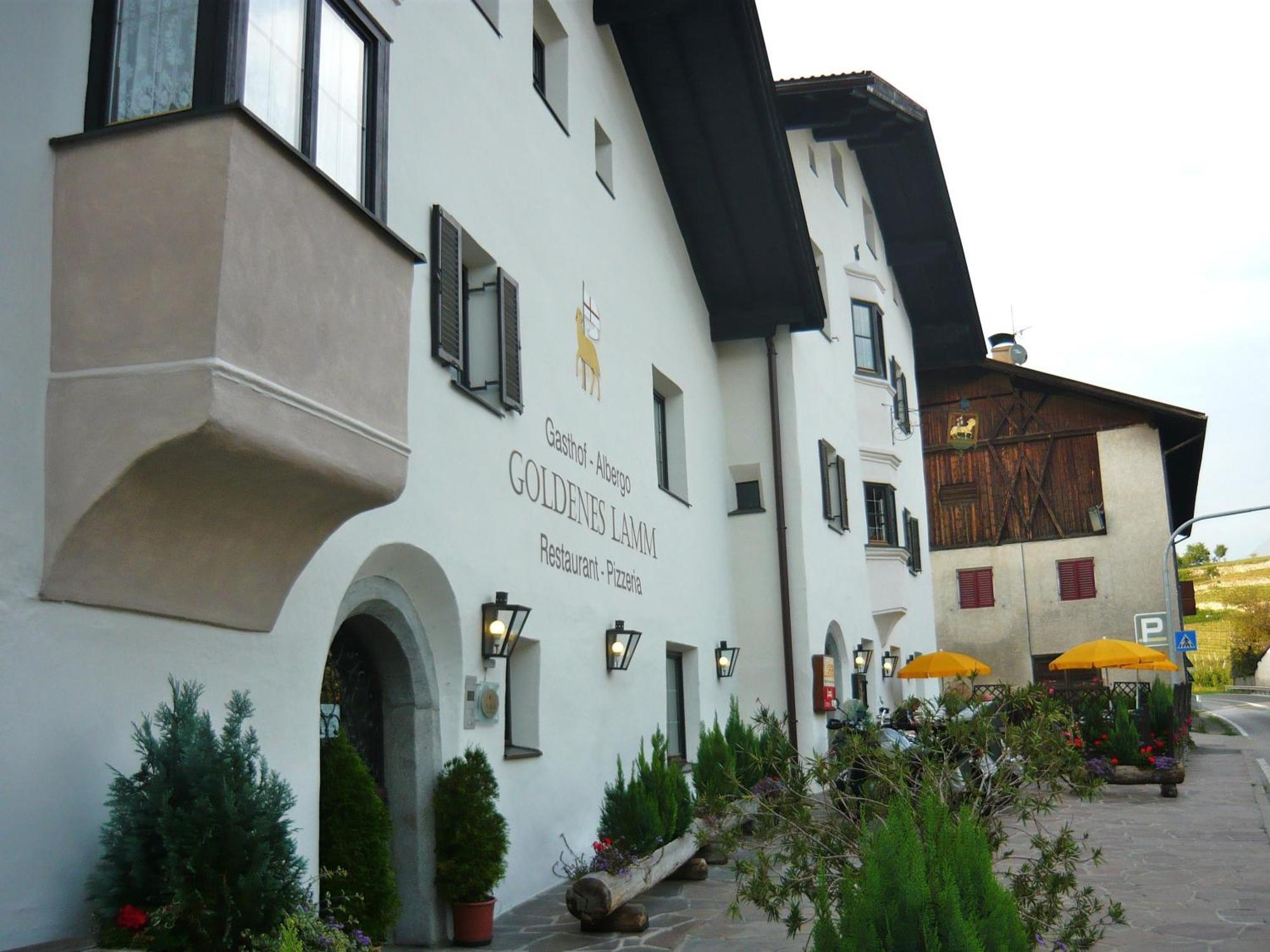 Отель Gasthof Goldenes Lamm Vahrn Экстерьер фото