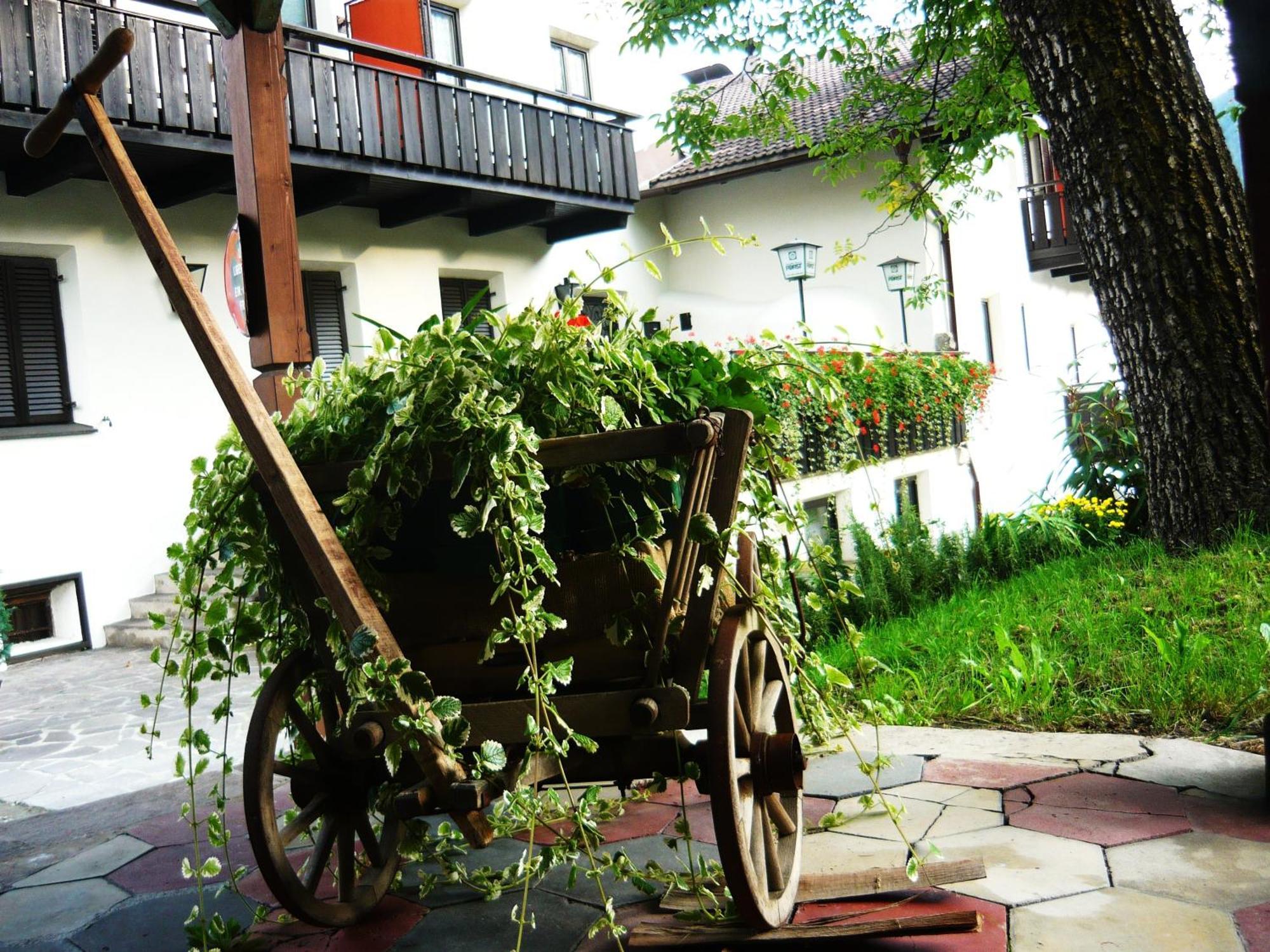 Отель Gasthof Goldenes Lamm Vahrn Экстерьер фото