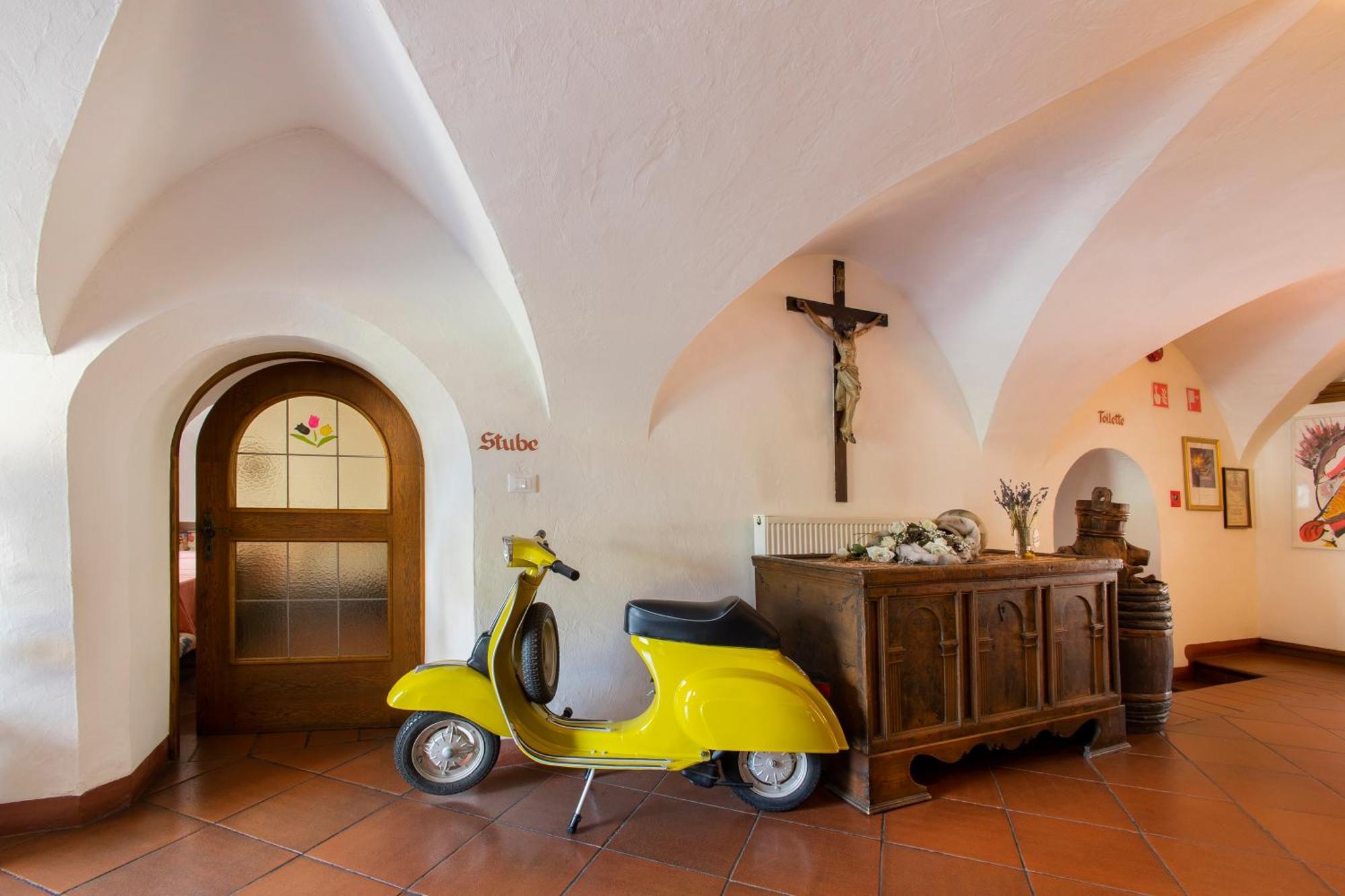 Gasthof Goldenes Lamm Vahrn Экстерьер фото